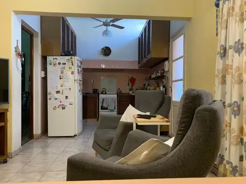 Casa 7 ambientes con 2 baños