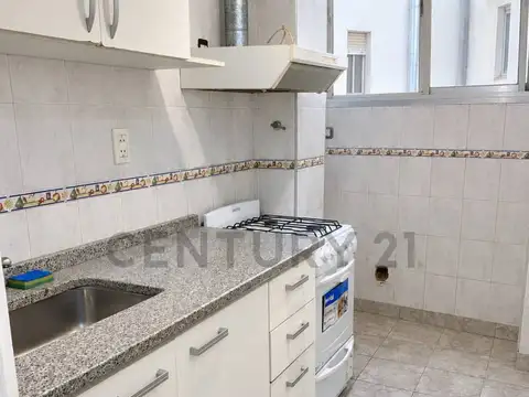 Excelente departamento de 3 ambientes con balcón en san cristóbal / monserrat en alquiler