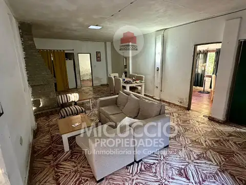 Casa 6 ambientes con 2 baños