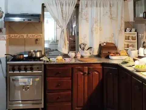 Casa 4 ambientes con 2 baños