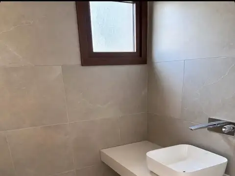 Casa 6 ambientes con 4 baños