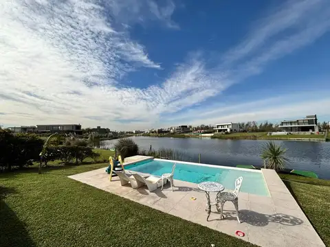 Casa 4 ambientes con 2 baños