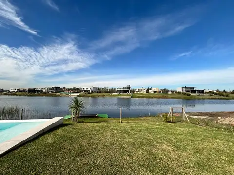 Casa en Alquiler con 4 cocheras