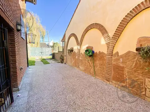Casa 6 ambientes con 2 baños