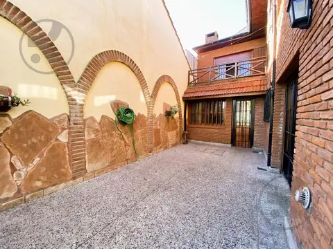 Casa en Venta con 4 cocheras