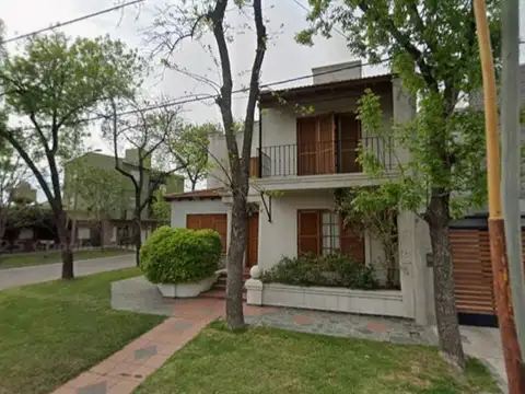 Casa 9 ambientes con 2 baños