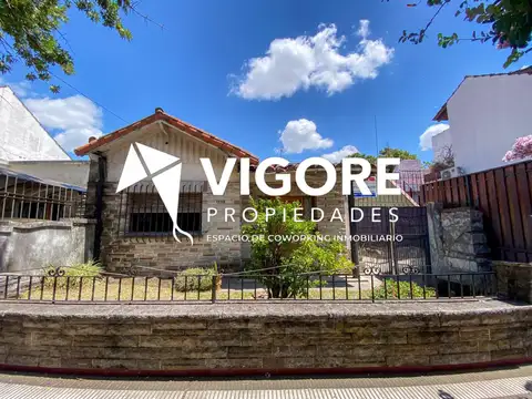 CASA EN VENTA EN JOSÉ MÁRMOL – 4 AMBIENTES 155m2  CON JARDÍN Y COCHERA