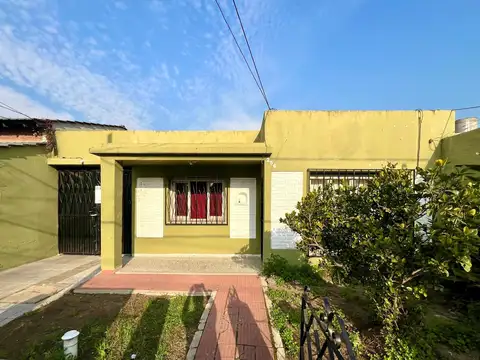Venta Casa con Galpon y Parque en Adrogue
