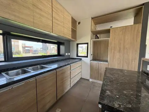 Casa en Venta con 4 cocheras