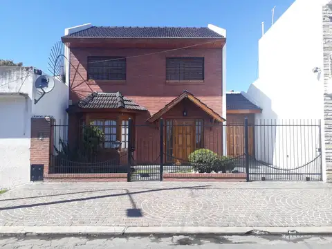 Excelente Casa 4 Amb Garage para 2 Autos Lote 300 m² (132 m² Cub) - apta credito - San Justo