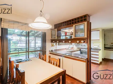 Casa 8 ambientes con 3 baños