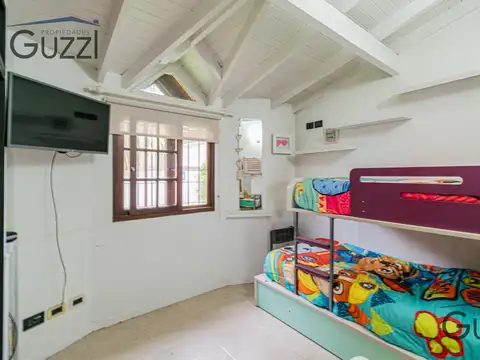 Casa 8 ambientes con 3 baños