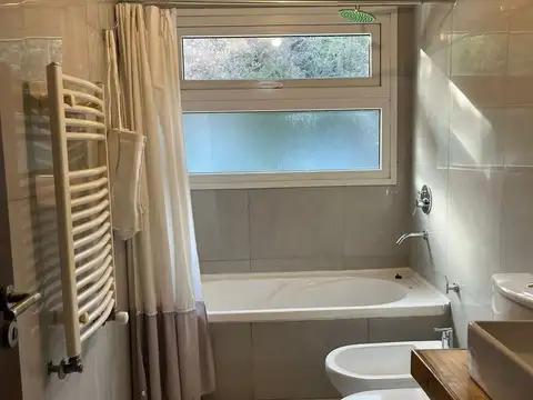Casa en Alquiler con 1 cochera