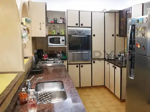 VENTA CASA 4 AMBIENTES  CASTELAR SUR APTA CREDITO PILETA QUINCHO