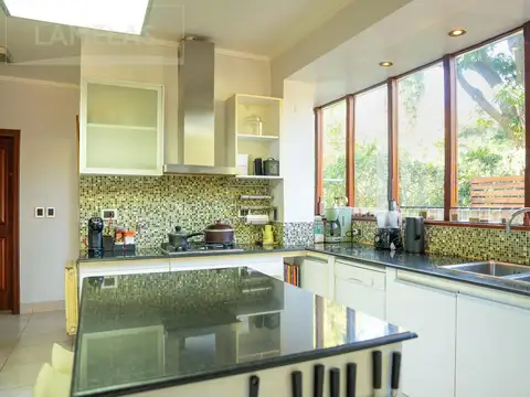 Casa 14 ambientes con 3 baños