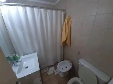 Departamento de 4 amb. con cochera fija. Excelente estado