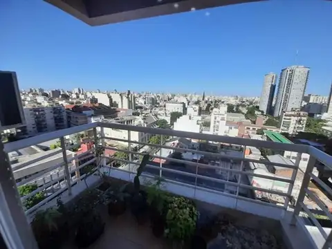 Departamento de 4 amb. con cochera fija. Excelente estado