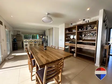 Casa en Venta con 2 cocheras