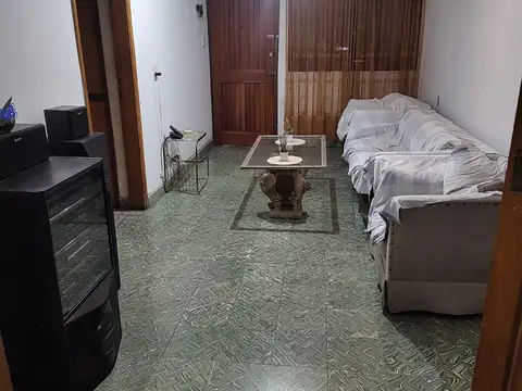 Casa 8 ambientes con 2 baños