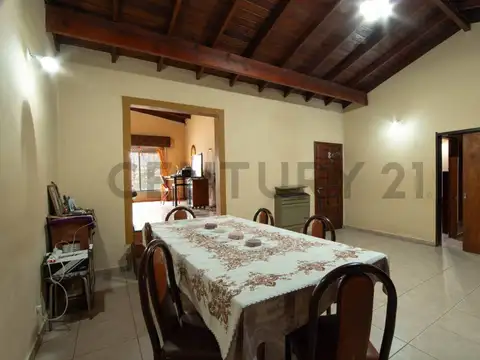 Casa 4 ambientes con 2 baños