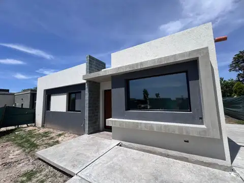 Venta de casa moderna con pileta y fondo al verde - Santa Lucia Pilar del Este