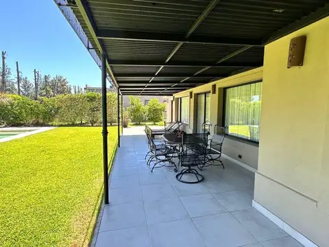 Casa 6 ambientes con 4 baños