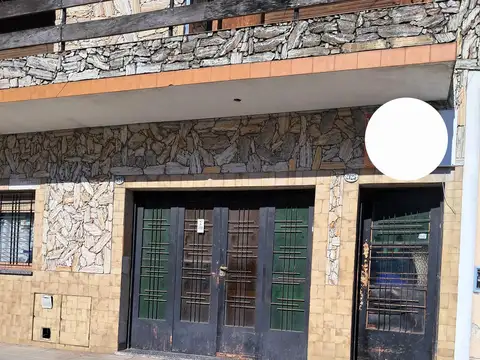 CASA EN DOS PLANTAS AL CONTRAFRENTE- PATIO BALCON - TERRAZA- Y GALPON PARA TRABAJO