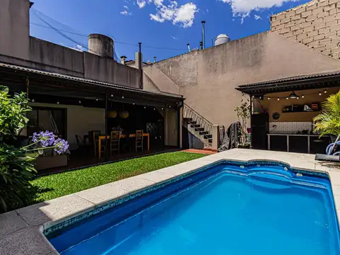 Casa en Venta 4 ambientes con pileta-parrila y galeria, Liniers