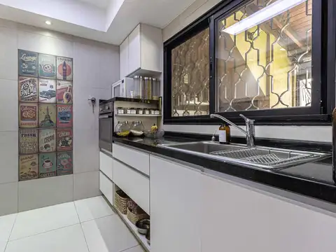 Casa en Venta 4 ambientes con pileta-parrila y galeria, Liniers