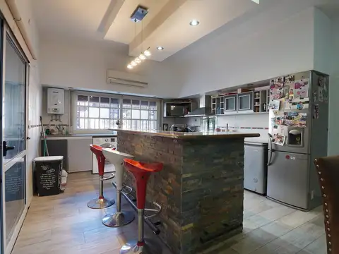 VENTA CASA 6 AMBIENTES CON PILETA,ZONA POMPEYA.