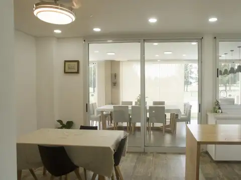 Casa en Alquiler con 2 cocheras