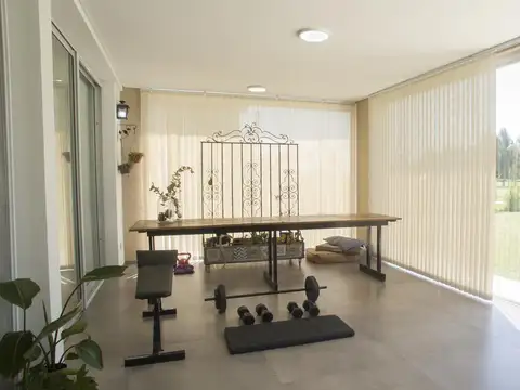 Casa 5 ambientes con 4 baños