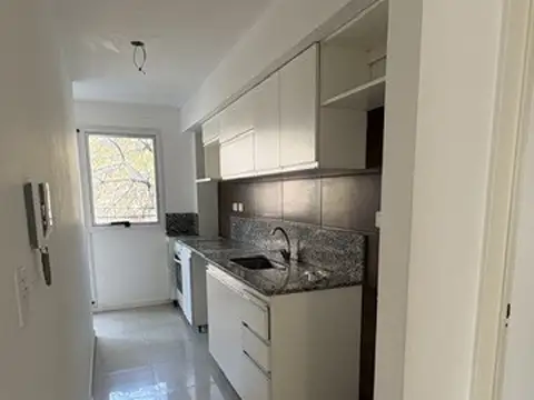 Alquiler.Depto 3 amb. amplio. 1° piso al frente. Patio. Floresta.80m2. Exc. ubicación. Luminoso.