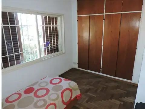 Casa Ituzaingó Norte en dos plantas, muy amplia y cómoda, buena ubicación. Apto crédito.