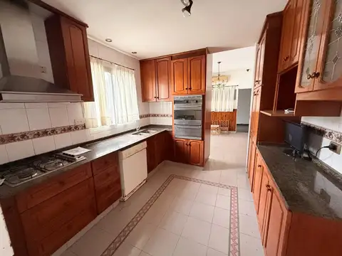Hermosa casa con jardín, pileta y quincho