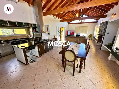 Casa en Venta con 3 cocheras