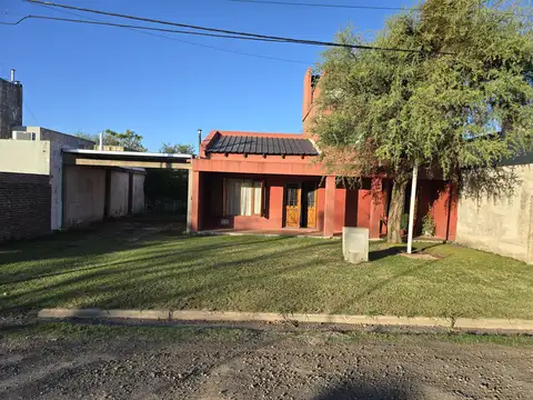 Casa en Oro Verde zona del Inta de 2 dormitorios con pileta y patio
