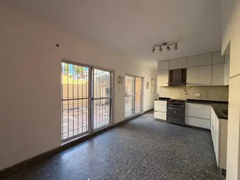 Venta departamento tipo casa de 4 ambientes en Lanus E. Apto crédito