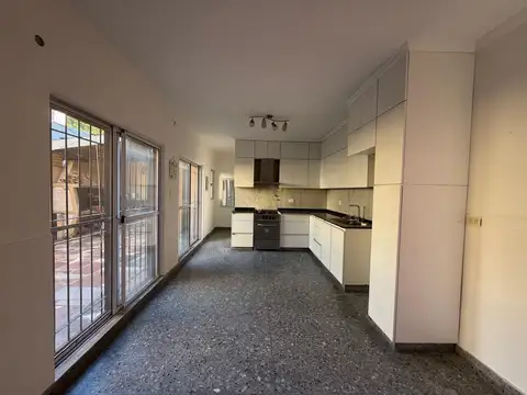 Venta departamento tipo casa de 4 ambientes en Lanus E. Apto crédito