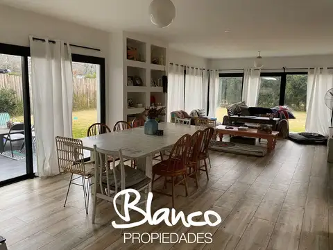 Casa 4 ambientes con 2 baños