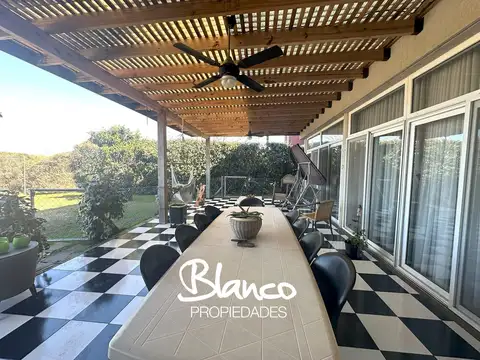Casa en Venta con 3 cocheras