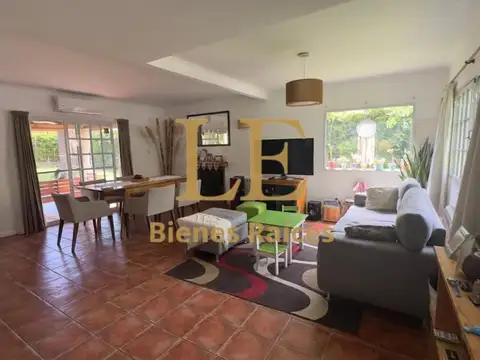 Casa en Venta con 3 cocheras