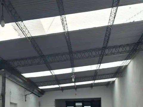 Galpón con entrada de vehículos