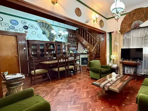 Chalet 6 ambientes con garaje y terraza en Chauvin - Av. Paso 2600