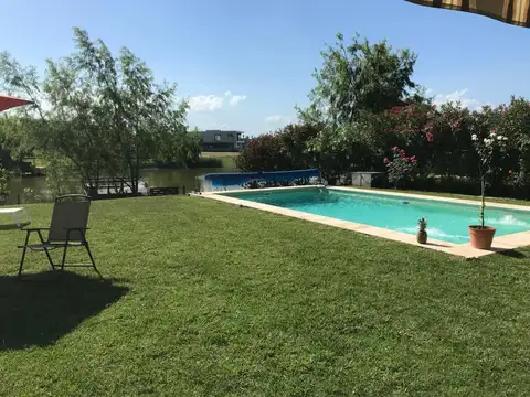 HERMOSA CASA DE CATEGORIA A LAGUNA EN EL CANTON NORTE ORIENTACION NO