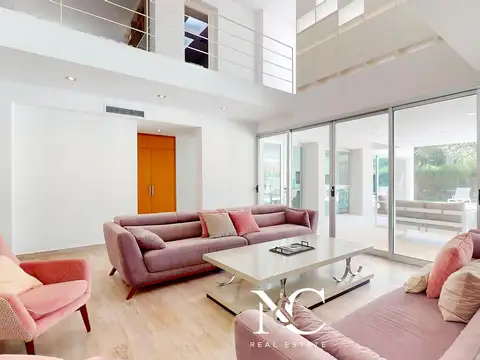 Casa en Venta con 3 cocheras