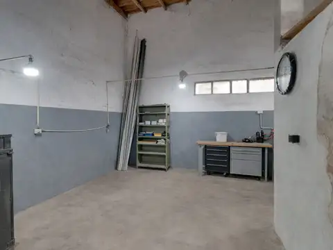 GALPON Y VIVIENDA CON JARDIN  EN VENTA EN LA PLATA