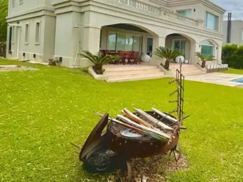 Casa en Venta con 2 cocheras