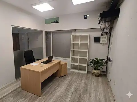 Oficina . 85 m2 . 4 ambientes . sin expensas.-