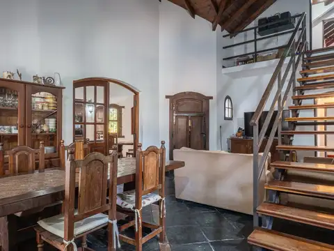 Casa en Venta con 2 cocheras